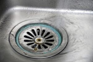 シンクがつまった!排水つまりはなぜ起こる?原因やその対処方法