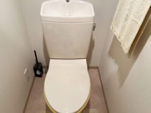 トイレタンクが割れたら修理？全体交換？【業者依頼の費用相場や必須の応急処置を解説】