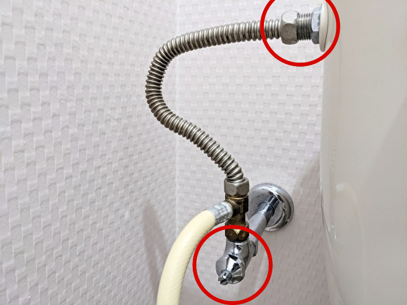 トイレのパッキン交換で止水栓・給水管の位置を確認