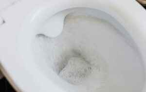 トイレの流れが悪い原因は詰まり？水量不足？原因と対策を徹底解説