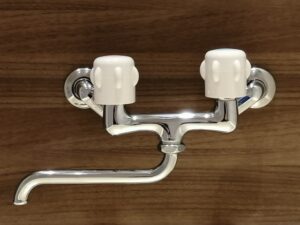 浴室2ハンドル混合水栓の水漏れ！原因や対処法【自力での修理は可能？】