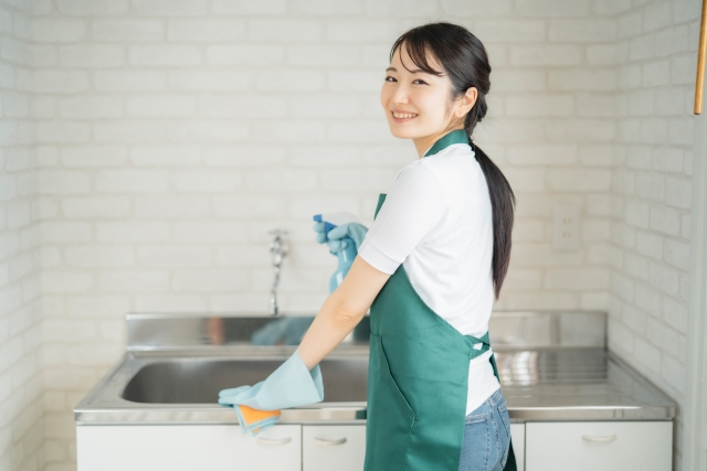 キッチンの排水口つまりを解消する業者の女性