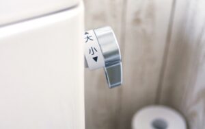 トイレレバーの交換費用相場はどれくらい？【DIY難易度や応急処置についても解説】