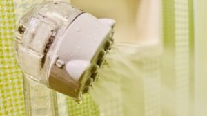 シャワーホースの水漏れ対処法は？原因と応急処置を解説【自分でできる交換方法も】