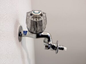 洗濯機の蛇口から水漏れ!応急処置と対処法【自分でできる修理方法も解説】
