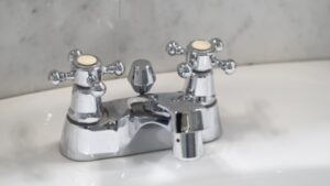 洗面台蛇口からの水漏れ対処法完全版!応急処置から修理手順まで徹底解説