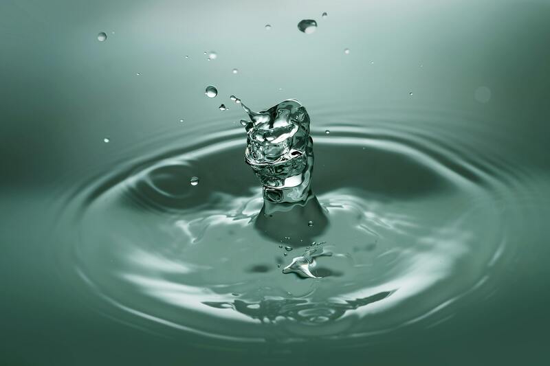 天井の水漏れを確認中