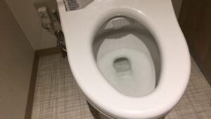 封水はあるのにトイレが下水臭い！なぜクサい？考えうる原因と対処法を徹底解説
