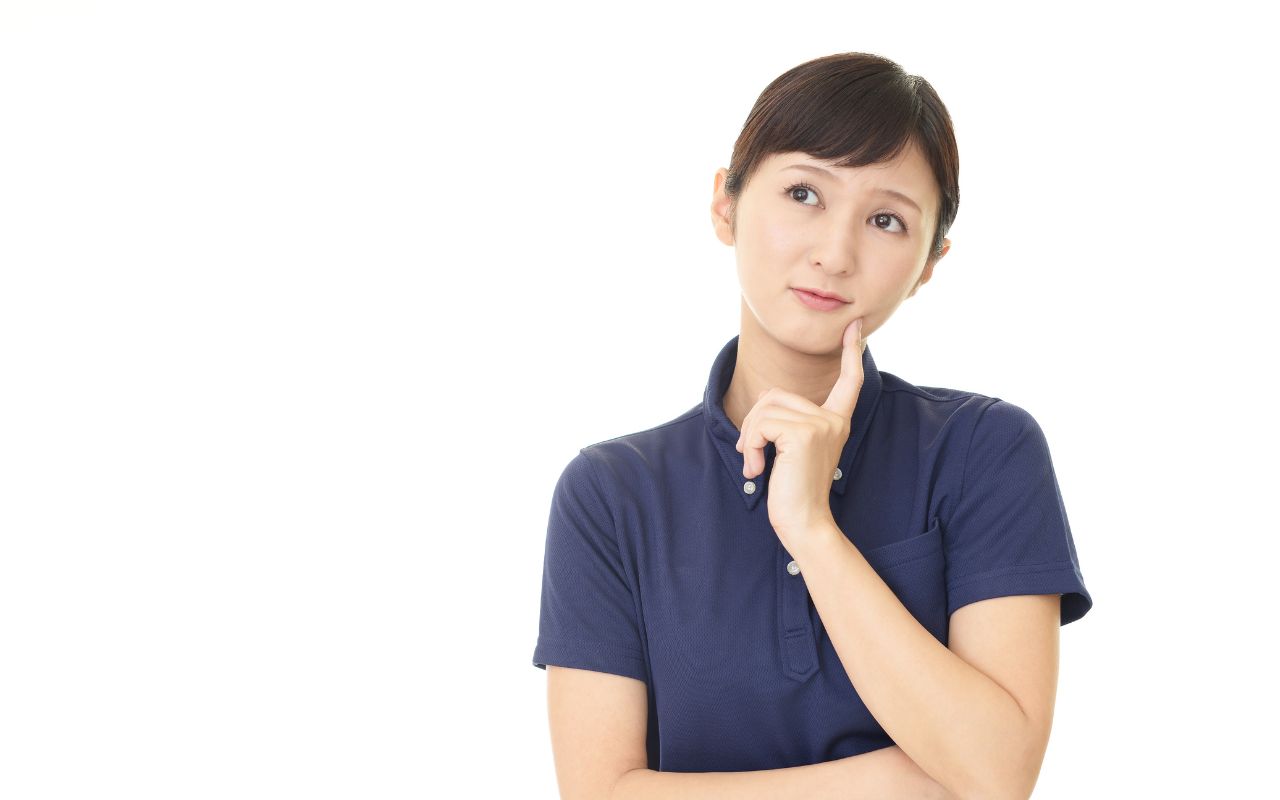考える女性