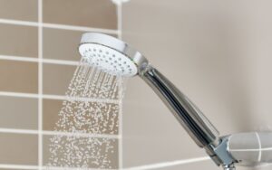 シャワーのお湯だけが出ない原因と対処法!チェック箇所も解説