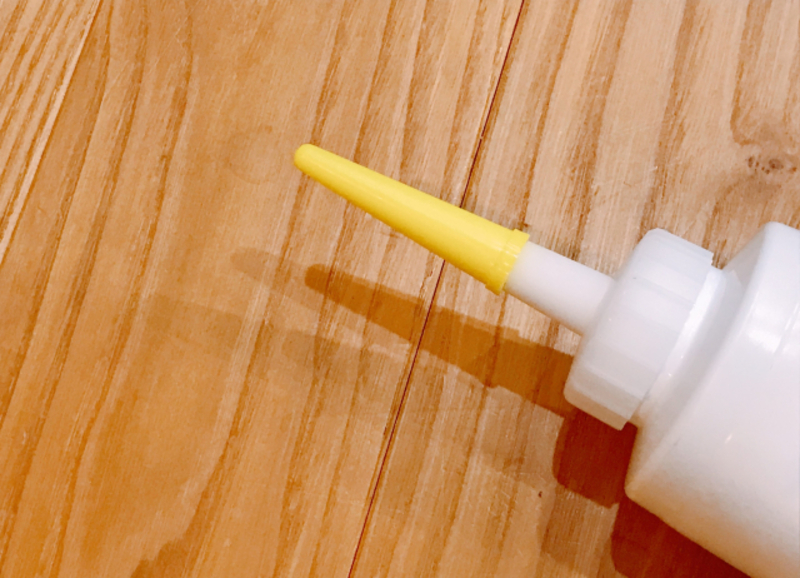 配管の水漏れをコーキング作業中