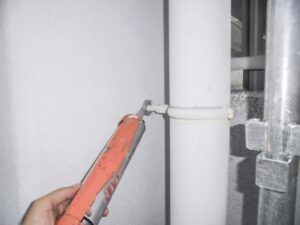 配管の水漏れをコーキングで即解決!水道管に効果あり?【使い方手順4ステップも解説】