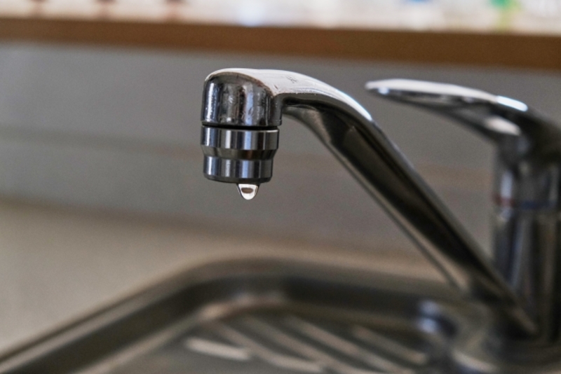 床から水が染み出る現象