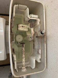 【仙台市泉区】トイレの水漏れ修理・タンク内フロート弁交換(作業時間:約1時間)