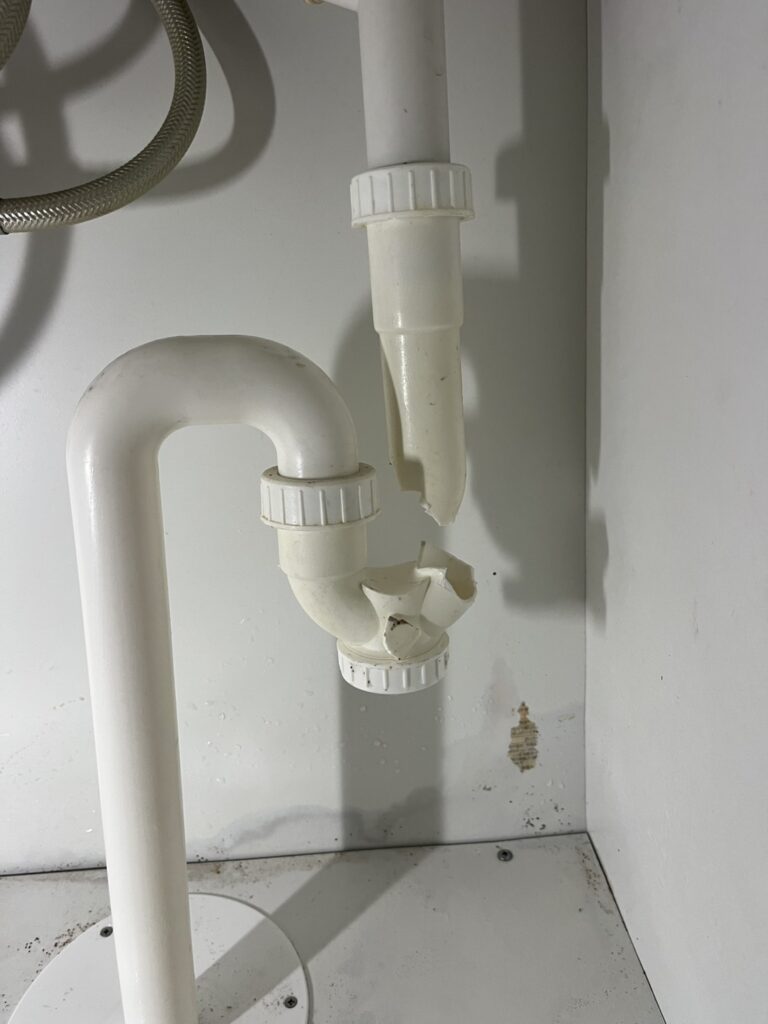 洗面台の排水漏れを排水トラップの交換で修理