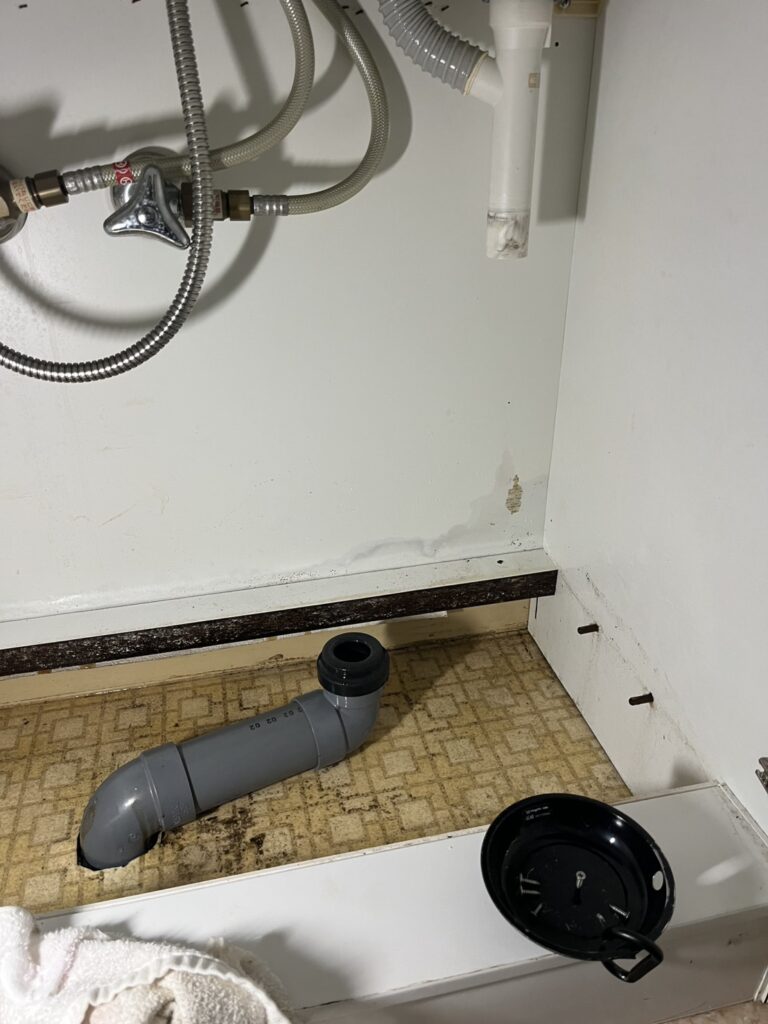 洗面台の排水漏れを排水トラップの交換で修理