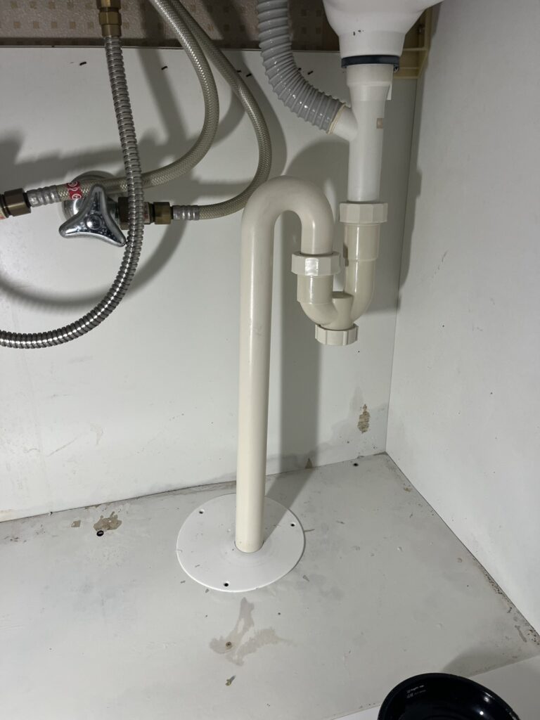 洗面台の排水漏れを排水トラップの交換で修理